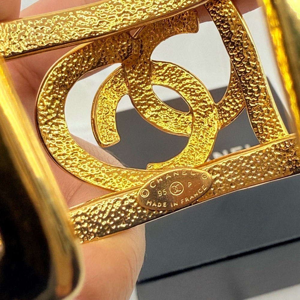 CHANEL Vintage Gold CC Heart Cuff Statement Bracelet - Picture 6 of 12